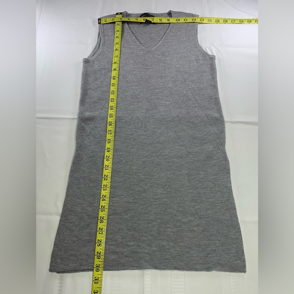Tahari Gray 100% Extrafine Merino Wool V-Neck Sleeveless Sweater - Size S - Picture 7 of 8